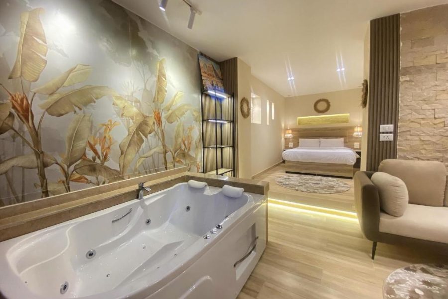 Deluxe suite with spa bath