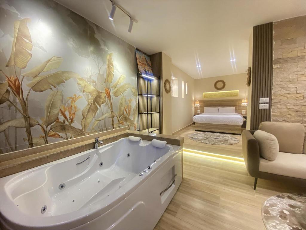 Deluxe suite with spa bath